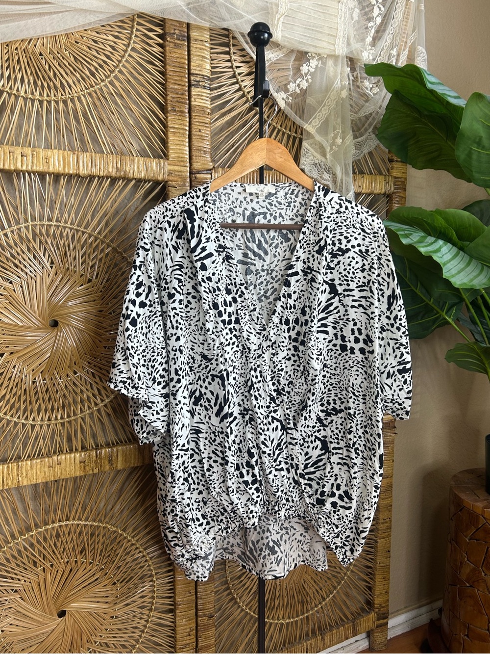 Easel flowy vneck spirited top size 2X plus size
